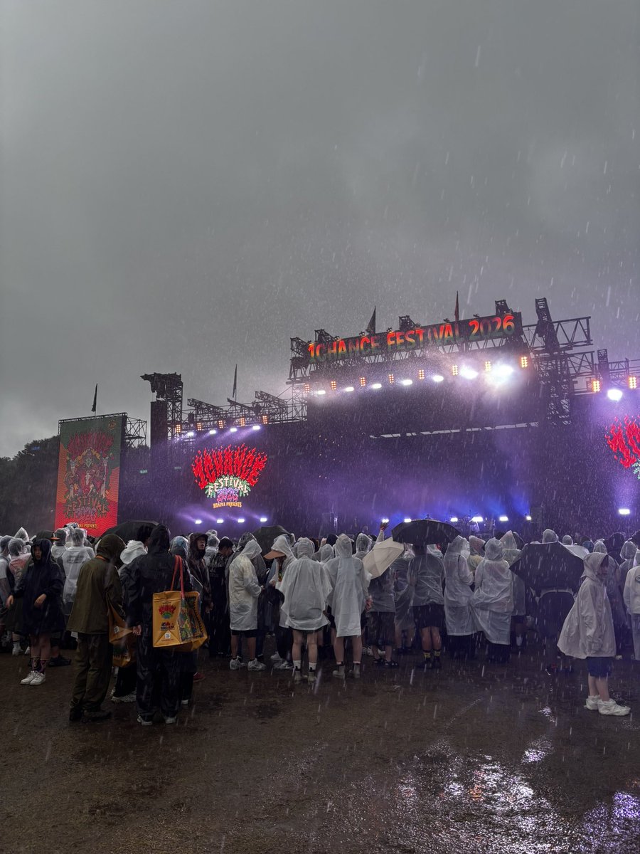RN0927ota's tweet photo. ワンチャンフェス2日目大雨 https://t.co/plY9zVDKHF