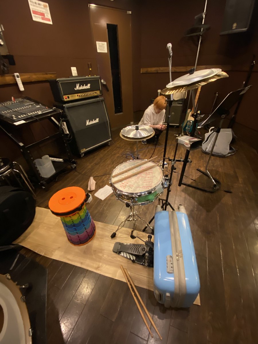 oedo_frp's tweet photo. みてみてみてみてトランクドラム改良版！

シンバル(鍋蓋)のサスティン無さすぎて…クラッシュ借りたわ……音があまりにも鍋蓋だった… https://t.co/0lzFIX3Dbp