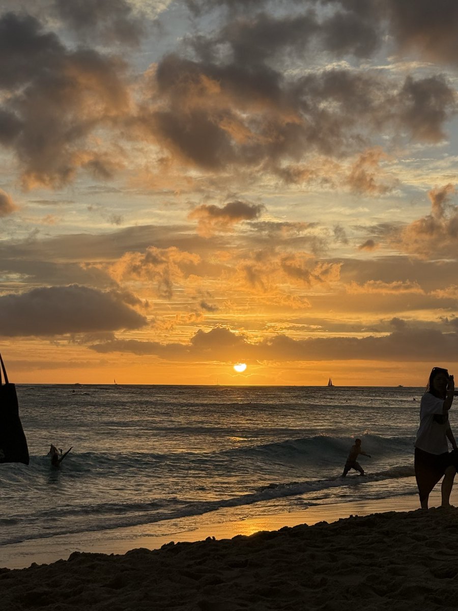 wropms's tweet photo. hawaii w my hawaiife https://t.co/hQGGezoB4p