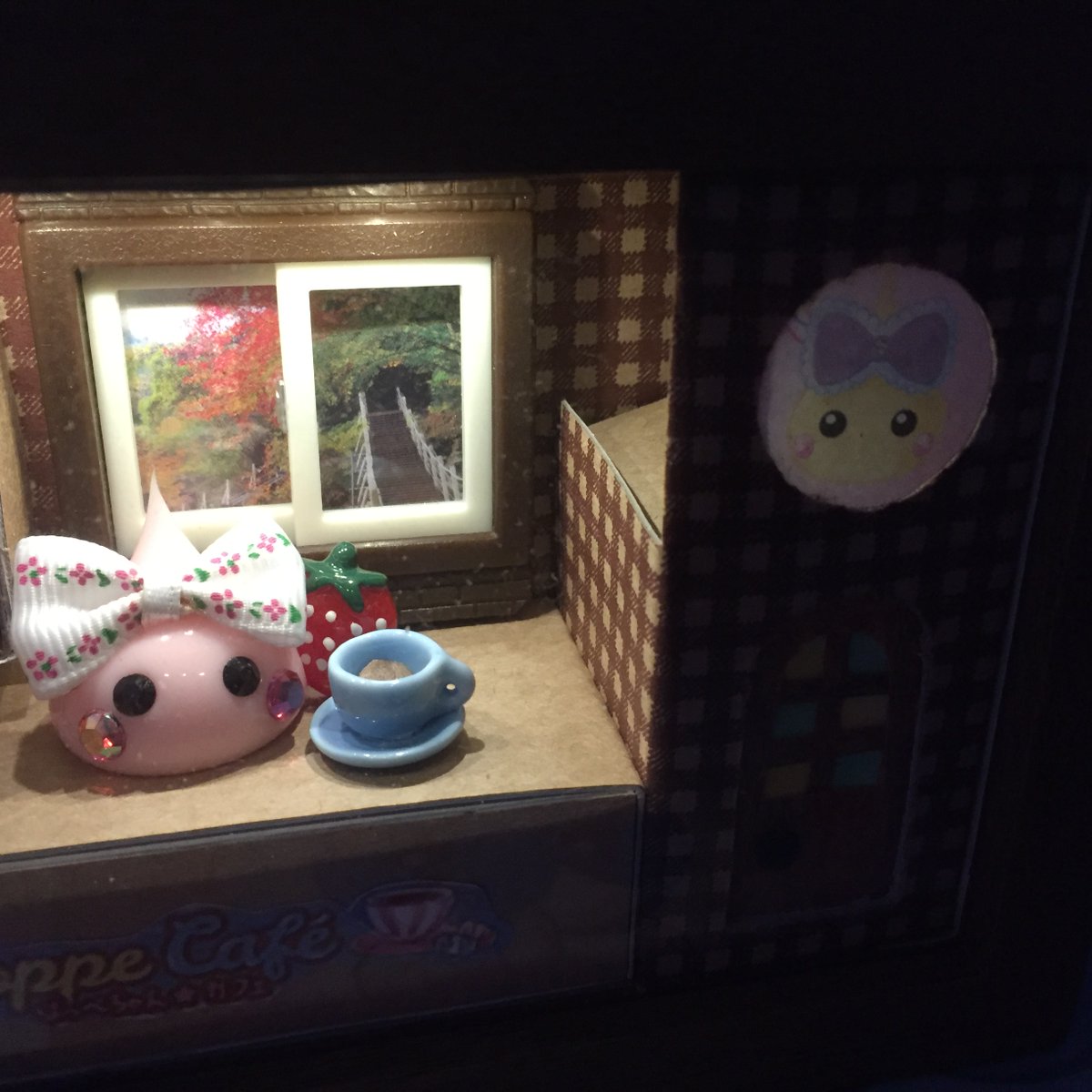 ekakinokinoko's tweet photo. ほっぺちゃんカフェオープンしました！ 
（ミニチュアやっと完成）  

シルバーウィーク中にちまちま作ってました（笑） 
#サン宝石 
#ほっぺちゃん https://t.co/cGLtLAGZ37