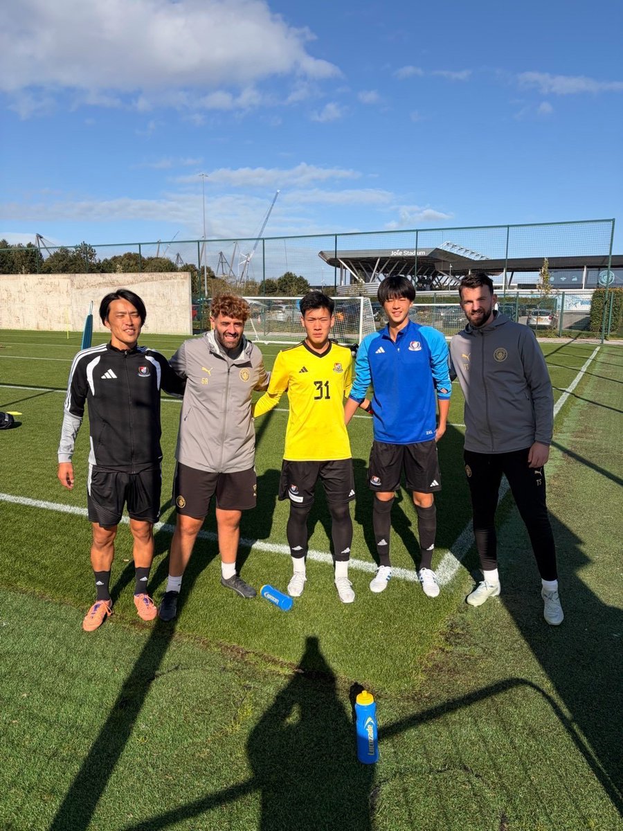 yfm_academy's tweet photo. #横浜F・マリノスユース U-16
マンチェスター遠征🏴󠁧󠁢󠁥󠁮󠁧󠁿🔴⚪️🔵

<DAY 2>
本日は快晴☀️
午前はトレーニングに励み、
ゴールギーパーの特別レッスンも実施🥅🙌⚽️

午後は恒例のスタジアムツアーに参加しました🏟️✨

#fmarinos
#横浜F・マリノスアカデミー https://t.co/FBDv50Zy4A