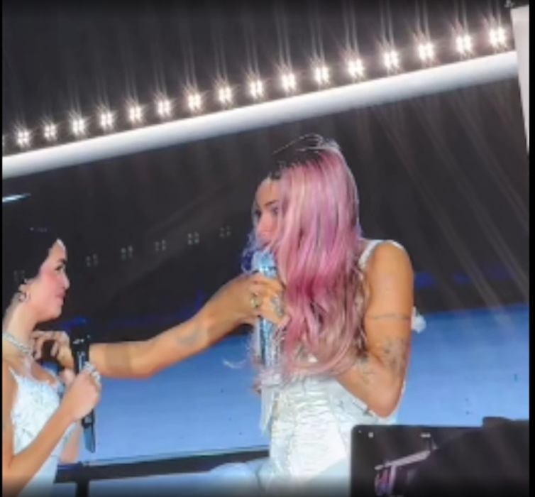 agus_rey's tweet photo. "Lali te vimos crecer todos los argentinos, me acompañaste un montón, te vi trabajar desde chica y mira todo lo que lograste" le dice Tini a Lali. 

"Esta invitación es por las niñas que fuimos, pero sobre todo por las mujeres en las que nos convertimos", respondió Lali. https://t.co/KhRwa0mbxa