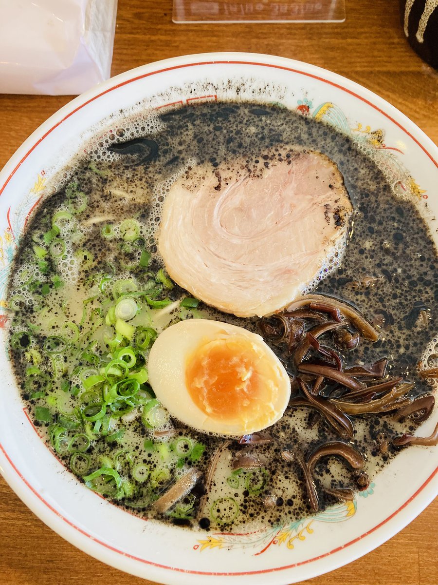 ra_men49's tweet photo. 熊本ラーメン育元さん！めっちゃ美味しかったー！🤤初めて食べたけどこんなに美味しいならもっと早く行けば良かった😭ついでに餃子も🥟😋 https://t.co/NyFwRjyxjZ
