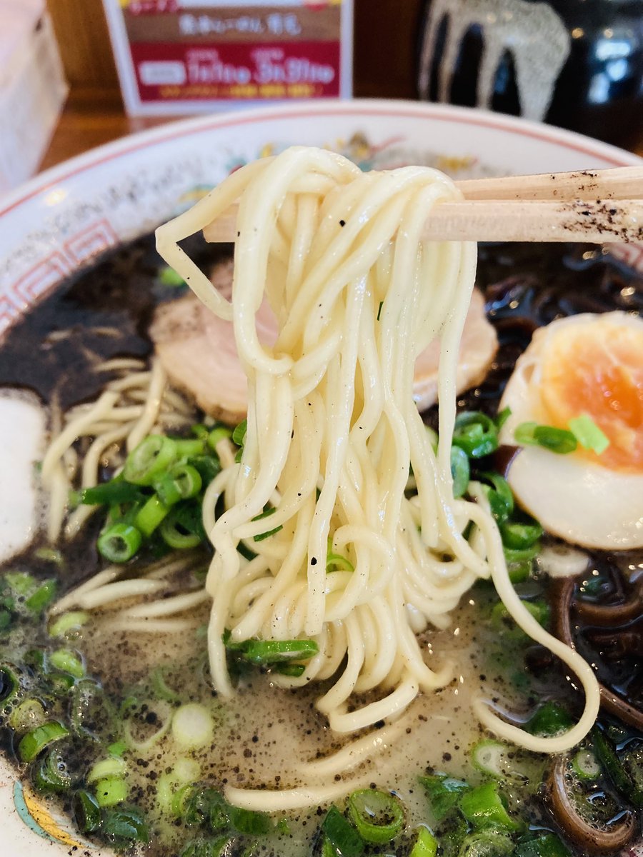 ra_men49's tweet photo. 熊本ラーメン育元さん！めっちゃ美味しかったー！🤤初めて食べたけどこんなに美味しいならもっと早く行けば良かった😭ついでに餃子も🥟😋 https://t.co/NyFwRjyxjZ