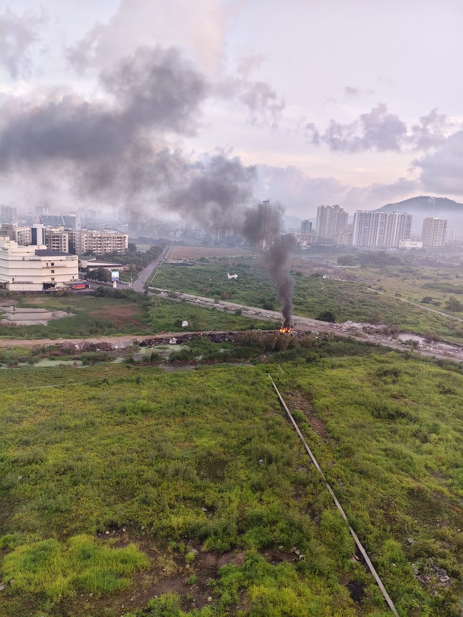 hrdz1378's tweet photo. Massive open garbage burning at NEAR DMART YASHWANT NGR VIRAR W.Toxic smoke is choking residents&amp;causing breathing https://t.co/u7NfWK2S4i waste burning violates Solid Waste MAnage Rules &amp; NGT directives.
​@vvcmc_official @MBVVPOLICE @MPCB_Official @CPCB_OFFICIAL  #VasaiVirar https://t.co/Hw2uyCwVhG