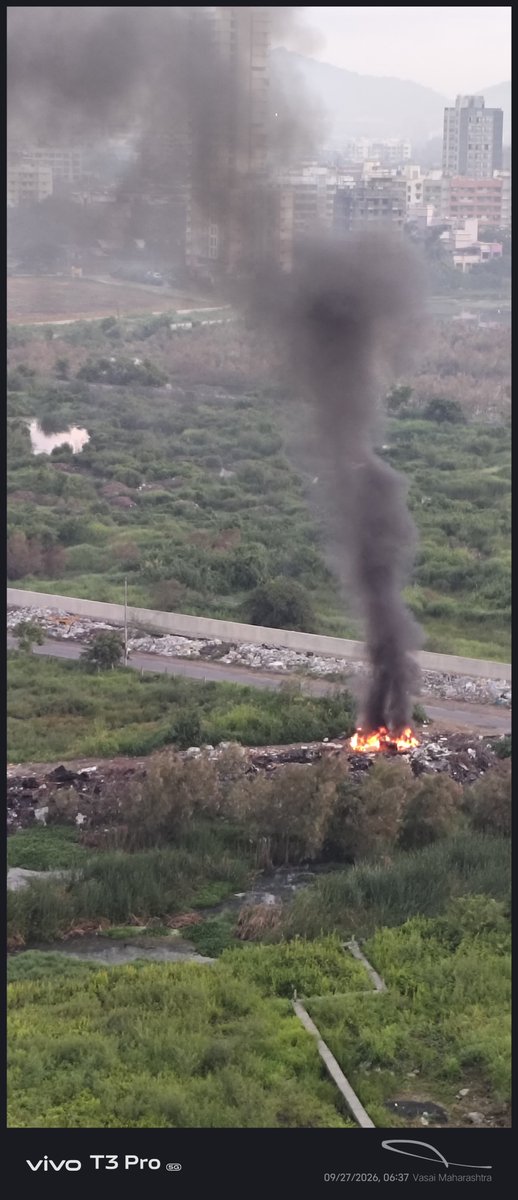 hrdz1378's tweet photo. Massive open garbage burning at NEAR DMART YASHWANT NGR VIRAR W.Toxic smoke is choking residents&amp;causing breathing https://t.co/u7NfWK2S4i waste burning violates Solid Waste MAnage Rules &amp; NGT directives.
​@vvcmc_official @MBVVPOLICE @MPCB_Official @CPCB_OFFICIAL  #VasaiVirar https://t.co/Hw2uyCwVhG