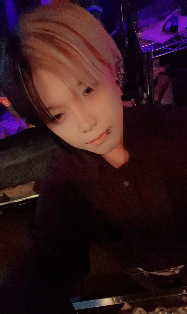 mitaka_0220's tweet photo. RAD出勤日
遅めの出勤しーの早めに退勤しーの…
ほんとよくない！！酒強くなるぞ！の気持ち卍 https://t.co/9cZAUuWcCc