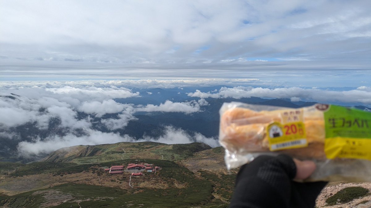 omotech's tweet photo. ここは霊峰白山。
底辺野郎の躰に染みついた汗の臭いに惹かれて、乾いた冷たい風が集まってくる。

次回「御前峰」。
山頂で食べる潰れたパンは、旨い。 https://t.co/TajtRY1DEo