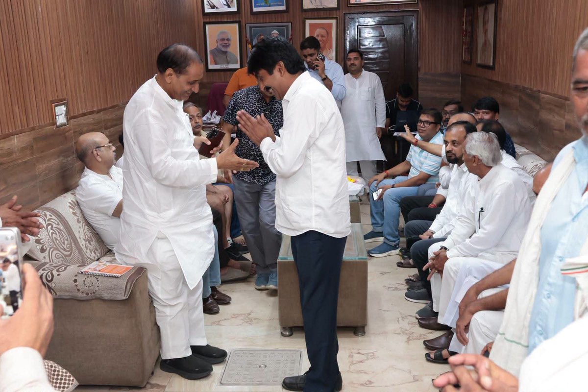 tejpalnagarMLA's tweet photo. 📍 जनता दर्शन | दादरी कार्यालय, दादरी विधानसभा-62

आज दादरी विधानसभा स्थित दादरी कार्यालय में क्षेत्रवासियों से आत्मीय मुलाकात कर उनकी समस्याओं एवं सुझावों को सुना। जनसमस्याओं के त्वरित एवं प्रभावी निस्तारण के लिए संबंधित अधिकारियों को आवश्यक दिशा-निर्देश दिए।

क्षेत्र की जनता की सेवा और उनके हितों के लिए निरंतर कार्य करना ही मेरा संकल्प है। आपका स्नेह, विश्वास और आशीर्वाद मेरी सबसे बड़ी ताकत है। #MLADadri

@narendramodi @AmitShah @NitinNabin @myogiadityanath @sunilbansalbjp @idharampalsingh @mppchaudhary @BrijeshSinghBJP @dr_maheshsharma @iabhishek4bjp @BJP4UP