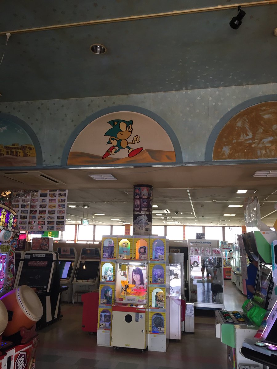 Pix8826's tweet photo. 熊谷マジシャン
結局店内にあったこのソニックの絵はなんだったのか…？
セガになる予定として建設したが、結局別の名前でオープンした…なんて噂もあったり…
セガワールドアラジンって名前だったって言う人もいたり
もっと店内よく見ておけばよかったと後悔 https://t.co/rD3vgpCzU3