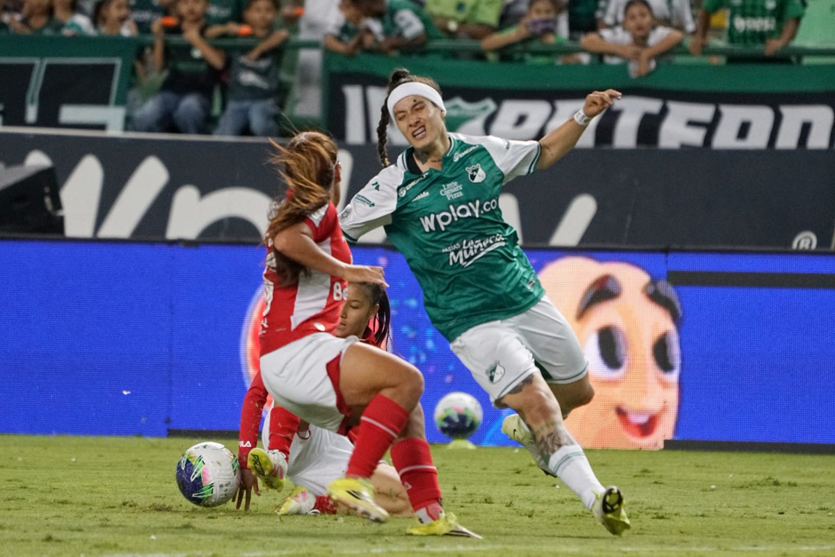 GolCaracol's tweet photo. ¡CALI, EL MÁS VECES CAMPEÓN EN COLOMBIA!

El club vallecaucano ganó su cuarto título en la Liga Femenina. En todos venció a Independiente Santa Fe que se queda con tres coronas en el palmarés.

Acá las postales de la gesta de las 'azucareras'. https://t.co/s8cHbWm5mz