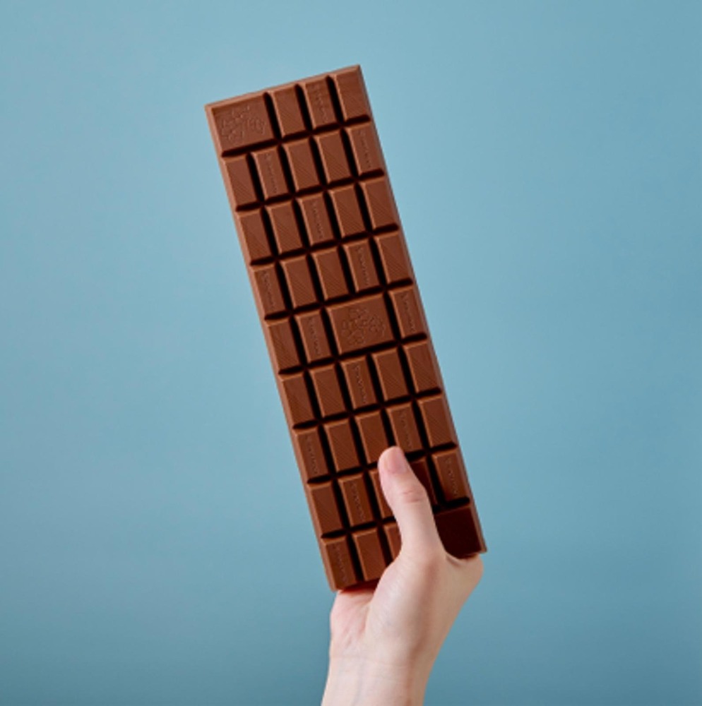 fashionpressnet's tweet photo. ヨックモック“社員のみ購入できた”特別チョコレートを期間限定で、コク深いカカオ＆すっきりミルク風味

ブルータイル着想パッケージで - https://t.co/X3JUYgSipe https://t.co/EIUjatCVih