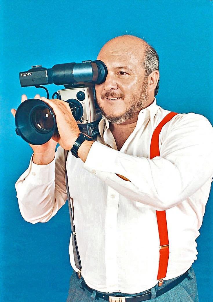 Cuauhtemoc_1521's tweet photo. Recordando a una leyenda de la TV mexicana! 📺✨

Óscar Marcial Cadena Jiménez (10 nov 1945 - 28 oct 2021) fue el pionero del periodismo ciudadano en México. Con más de 50 años de carrera, inició en los 60s y explotó en los 80s con “Ciudadano Infraganti” en Imevisión (hoy TV Azteca), donde salía a las calles a captar incivismo, corrupción y abusos con cámara en mano. ¡Fue un parteaguas que generó conciencia cívica y hasta influyó en leyes!

En 1988 llegó a Televisa con “Cámara Infraganti”, rompiendo récords de audiencia por más de una década. Su sección estrella: “Sopa de Videos”, el “YouTube” de los 90s, donde los televidentes enviaban videos caseros chuscos y graciosos (¡llegaban hasta mil por semana!). Sus tirantes icónicos, carisma y valentía al confrontar a todos lo hicieron inolvidable.

Tras un infarto en 2001, se mudó a Cancún, siguió reportando localmente y creó EnCadenaTV. Un ambientalista y periodista apasionado que marcó generaciones. ¡Gracias por tantas risas y lecciones, Óscar #ÓscarCadena #CámaraInfraganti #SopaDeVideos