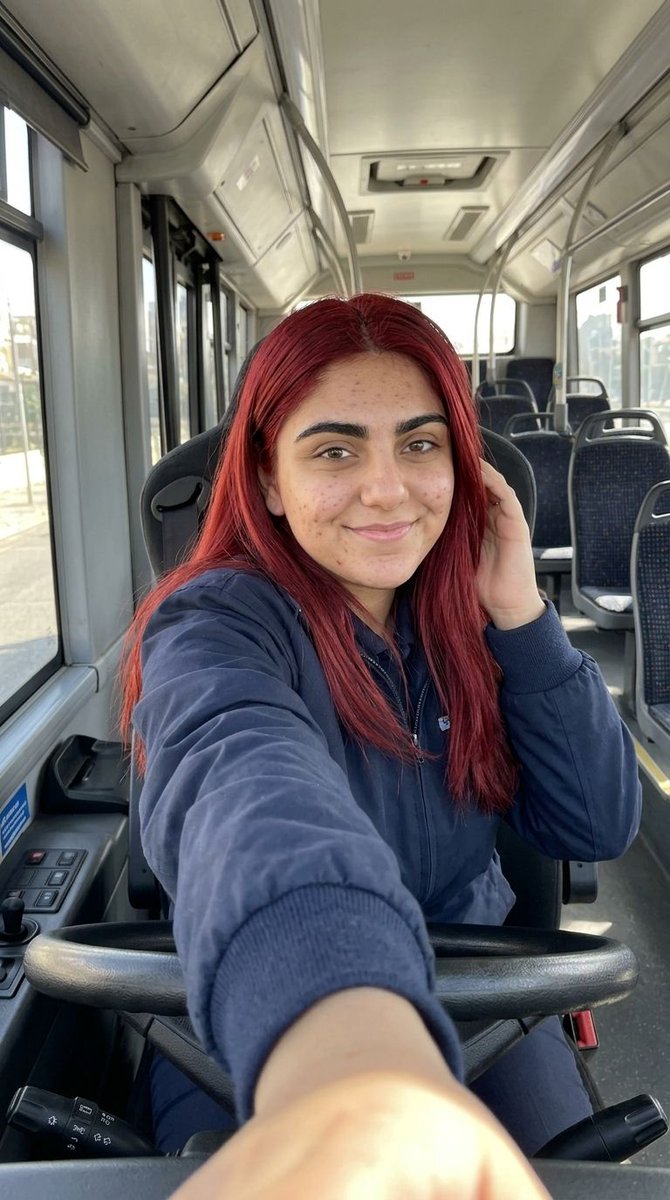 jujuconduit's tweet photo. J’ai 22 ans, je conduis un bus, et un petit message me ferait plus plaisir que tu crois ❤️ https://t.co/XDkKZ0Wxdn