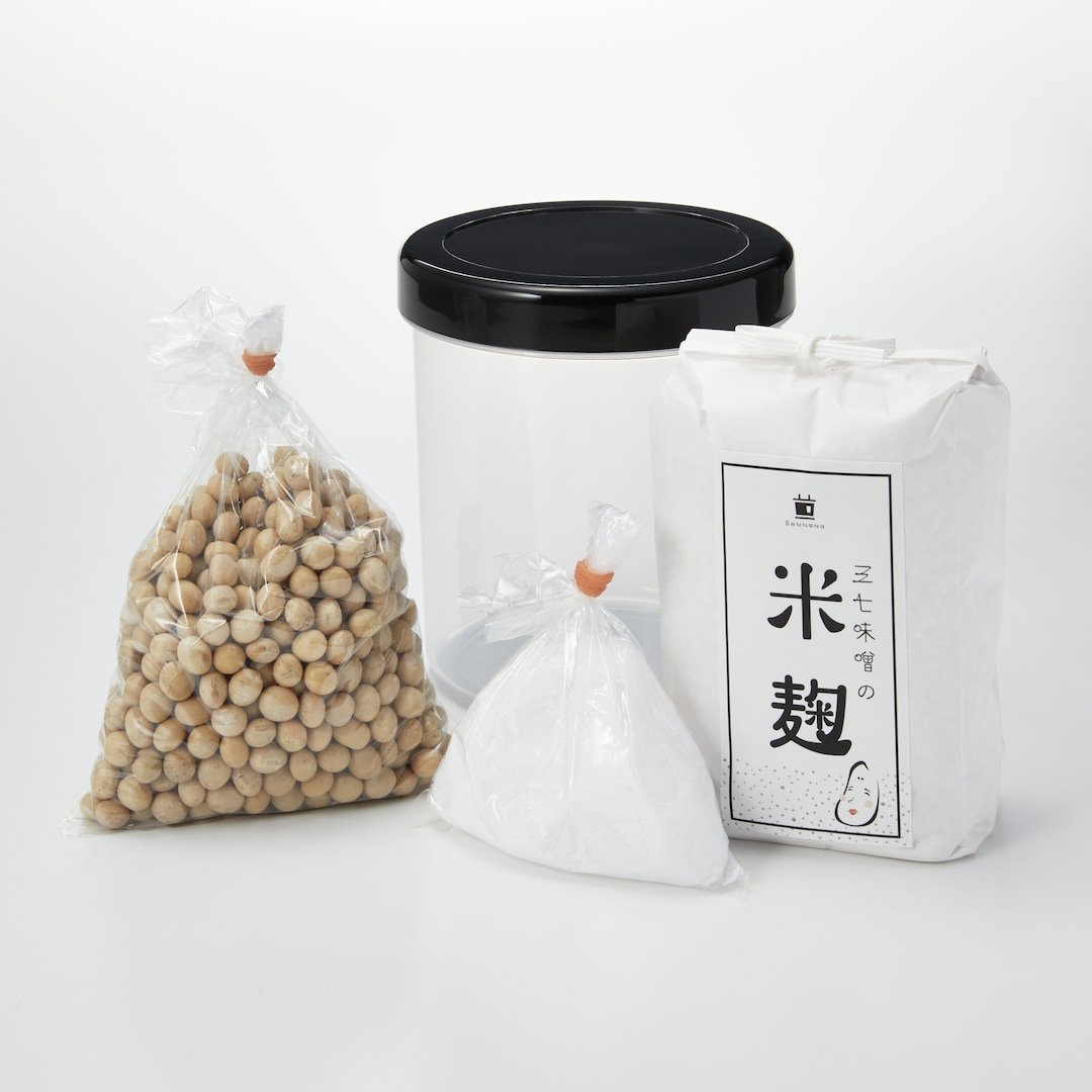 muji_net's tweet photo. 【諸国良品】手作りの味噌に挑戦してみませんか。
福井県産の大豆と米麹を使った、味噌づくりセットです。
材料やレシピ、容器がそ���っているので、自宅ですぐに味噌づくりを始められます。

https://t.co/csOk4j1yXi https://t.co/O610BRUz6v