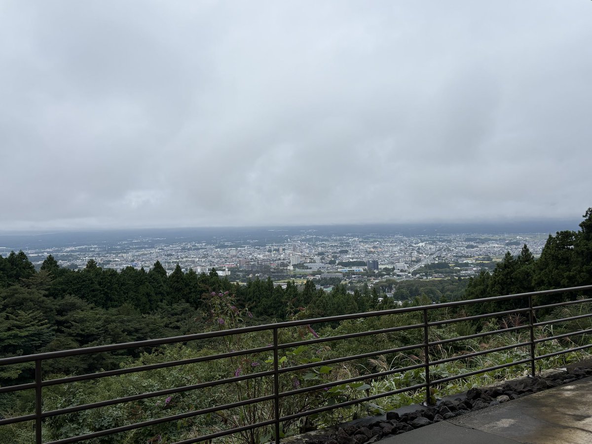 Fujimatsucafe's tweet photo. 今日も富士山は雲の中🗻☁️
少し肌寒い一日ですね。

こんな日は、あたたかいホットドリンクでひと息☕️
富士松カフェでゆっくり過ごしませんか？😊

皆さまのご来店、お待ちしております✨
 #カフェ
 #風車
 #富士山 https://t.co/kfBm9B2VqC