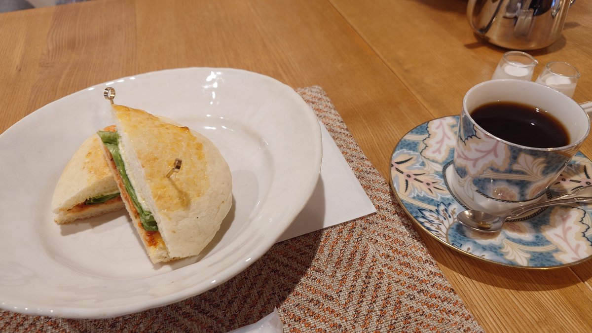 DADAsun034's tweet photo. ぺったんカフェ巡り https://t.co/GpLuoPlmfC