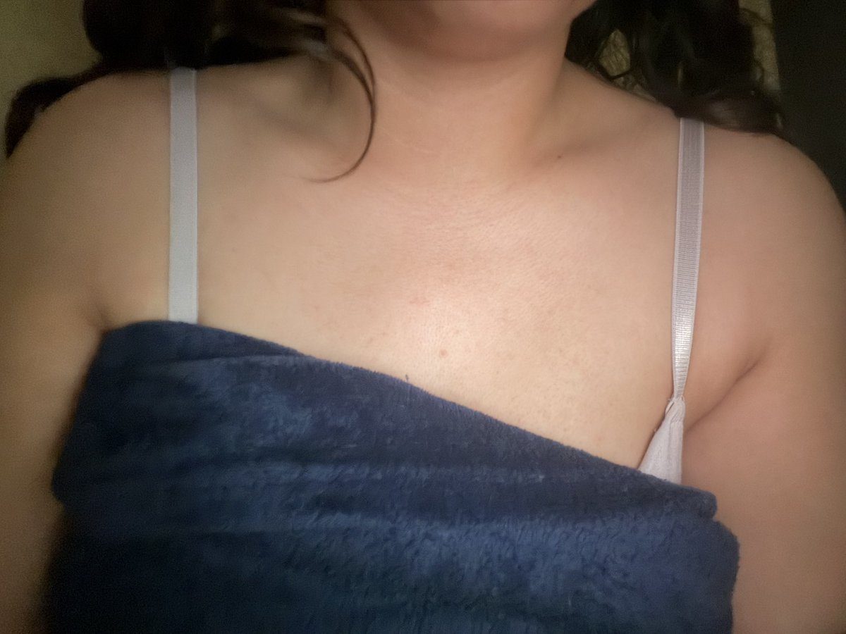 micobijia's tweet photo. I deadass don’t know how to take pics of my collarbones sigh https://t.co/7I3kN0eXwv