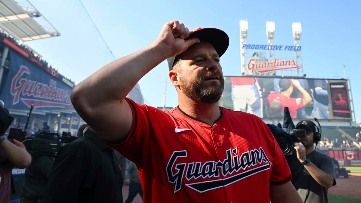 GuardsBurner_'s tweet photo. 2024: Rookie manager.
2025: 15.5 game deficit.
2026: Late-season 6 game deficit.

3 seasons. 3 AL Central titles. 

We might not agree with every move he makes, but Stephen Vogt is a damn winner. https://t.co/FQ1f7ng1EP