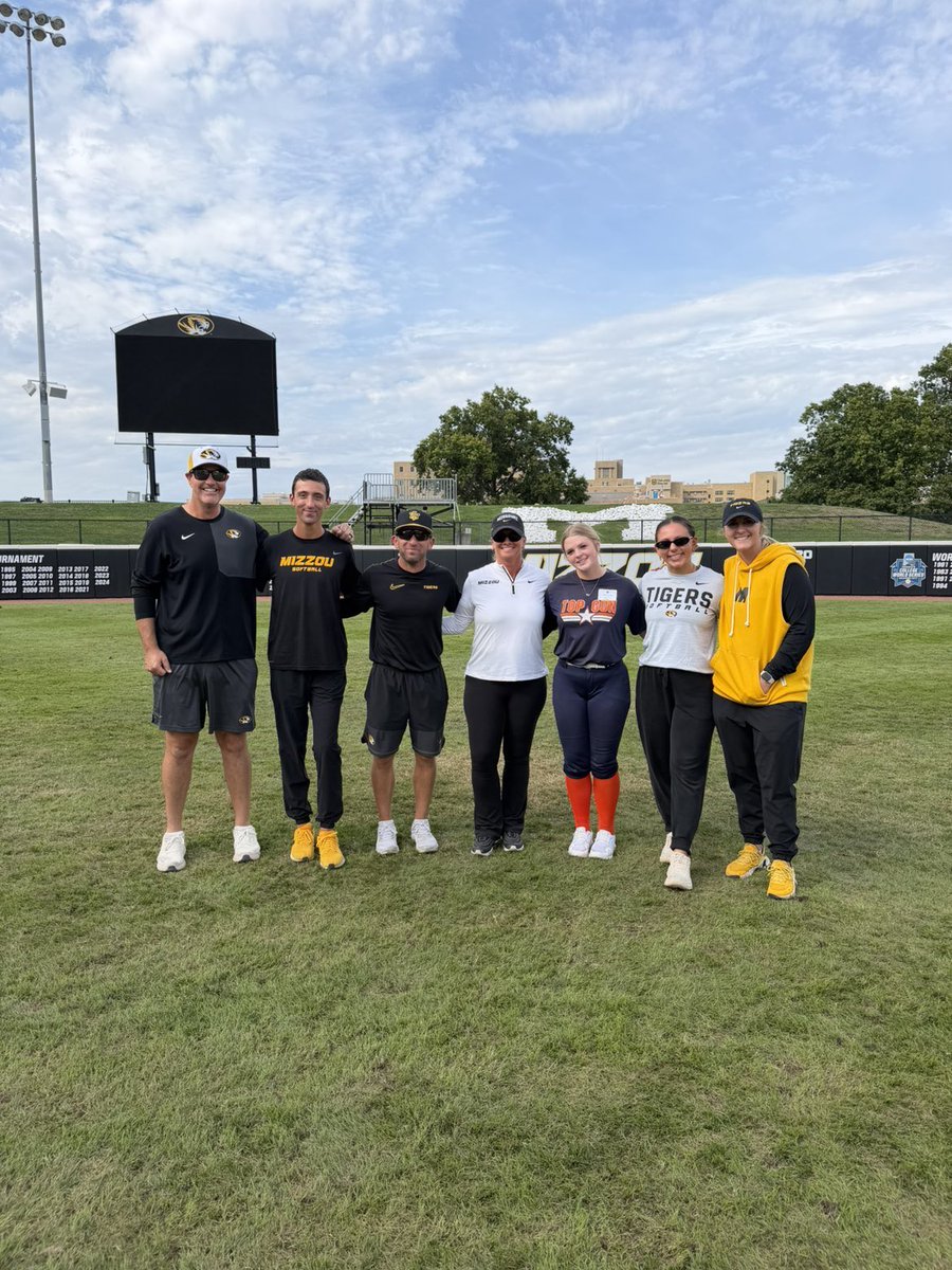 brookecatcher29's tweet photo. Thank you @MizzouSoftball for an amazing day at your camp! Greatful I was able to experience it with my favorites, @LivAntrobus and @RileyColeman03. 

Thank you @CoachLarissaA, coaches and players 💛🖤 https://t.co/yvvvCP4Z8R