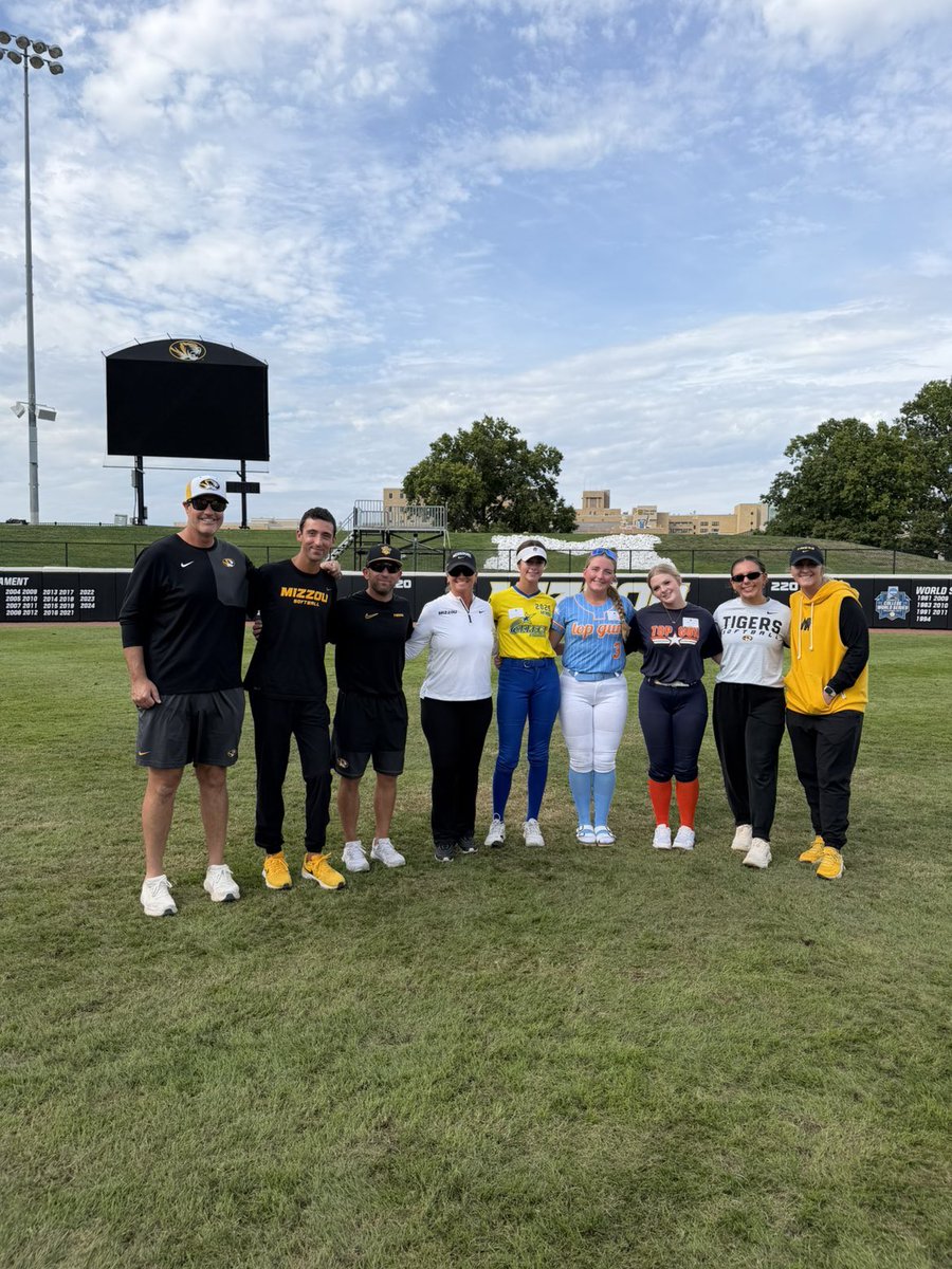 brookecatcher29's tweet photo. Thank you @MizzouSoftball for an amazing day at your camp! Greatful I was able to experience it with my favorites, @LivAntrobus and @RileyColeman03. 

Thank you @CoachLarissaA, coaches and players 💛🖤 https://t.co/yvvvCP4Z8R