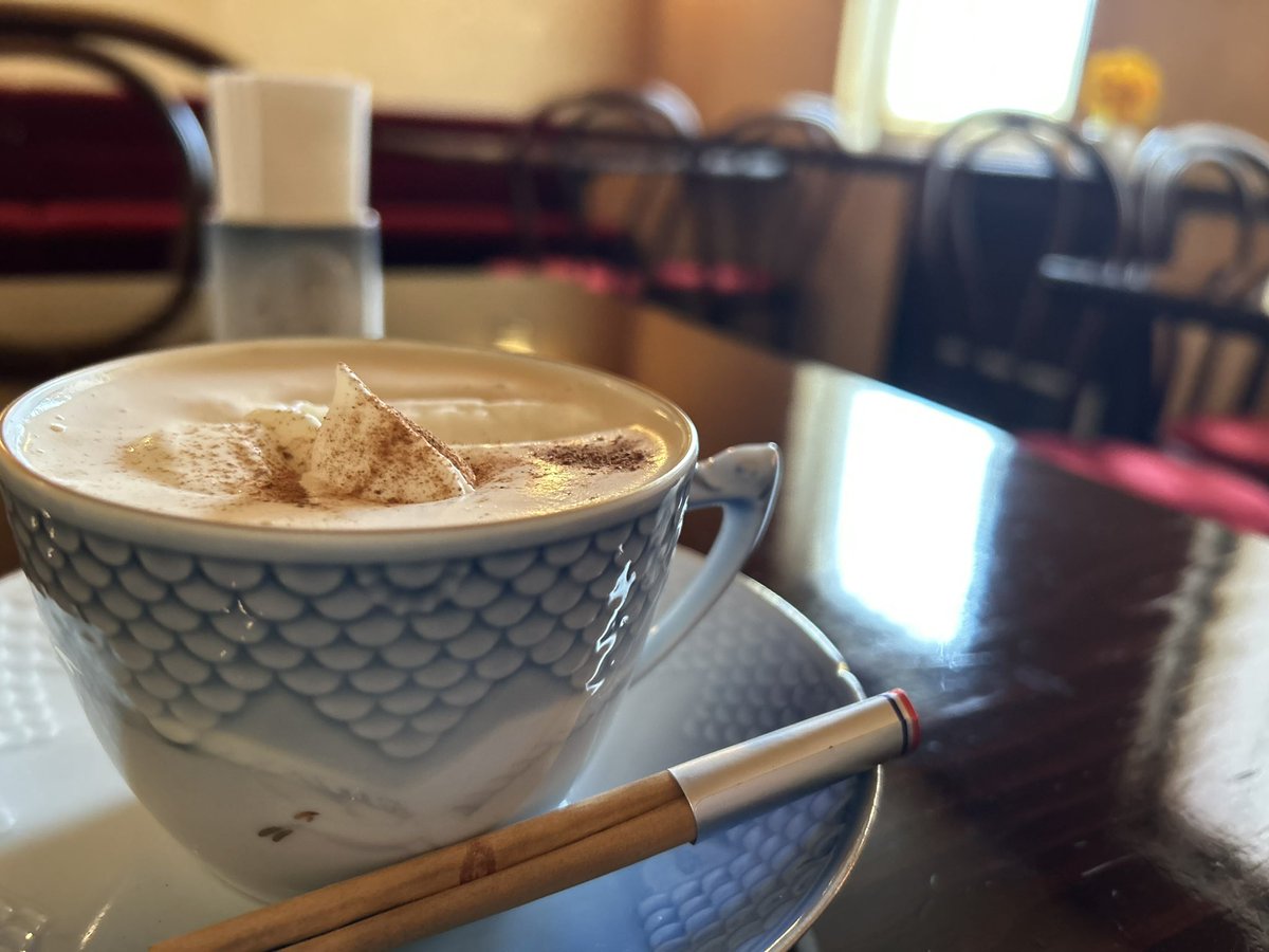 toppoi_aaw's tweet photo. 読書が捗りますねぇ……☕️ https://t.co/ljvnsGg32h