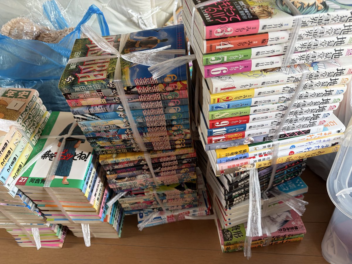 aorinneko's tweet photo. ふぅ…引越しって…ホント処分する物だらけで大変でしかない(´Д｀)ﾊｧ…
でも何故だろう…処分する為に紐でまとめるだけなのにいつの間にか読んでる私…もうずっと読み返してない漫画なのに読み出したら捨てられない気持ちになってる…読み返し怖いわー https://t.co/eq3dAjh9RQ