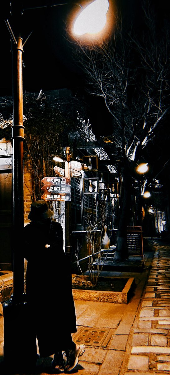 elllight's tweet photo. At the empty street corner, I lean on the steps and feel the quiet breeze! https://t.co/Nlp4KwMCMr
