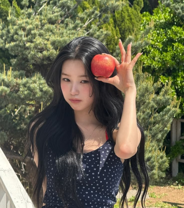 JiheonRiffs's tweet photo. @AsaRiffs Ini nih hasil fotonya yang pakai properti apel itu karena aku suka apel! https://t.co/mSvrXrUGOZ