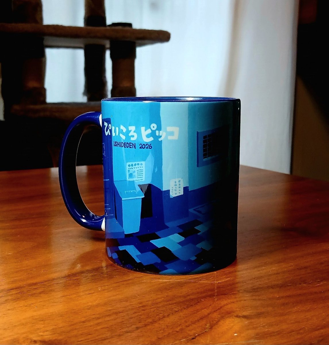 IshideDen's tweet photo. ぴいころ原画展at necoya booksの新グッズ、マグカップだよ～

「うちは作らない」とかねてより宣言していたマグカップを…！
重くてかさばる、梱包大変、送料高くなる、労力ハイカロリーなマグカップを作ってしまった…！
なぜなら、作りたくなっちゃったから！
ほしくなっちゃったから！！

ふたりぼっちのパレードが『くらいみち』をぐるりと練り歩く様子をデザインしました。
持ち手と内部は落ち着いたコバルトブルー。
早く完売してほしい！
(完売したら展示用サンプルを私物にできるルールなので)
よろしくどうぞ～

☕『ぴいころピッコ』原画展
☕necoya books (東京立川)
☕10/2(金)~10/21(水)