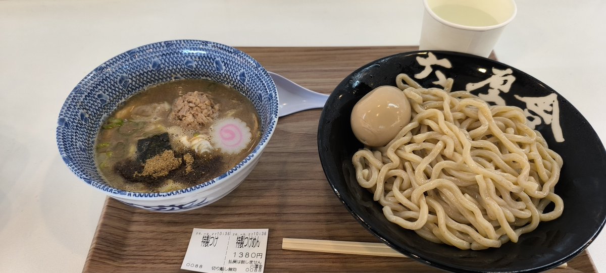 bewd1990's tweet photo. JR名古屋駅1番ホーム
六厘舎の特製つけ麺食べてきた
途中からヌルくなるのが残念

高島屋の大北海道展
札幌農学校の酪農ミルクソフト
コーン・クッキーが美味しかった
ミルクプリンも https://t.co/cw4Ok4Ju96