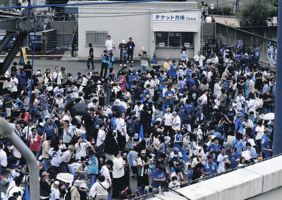 gnomotoke's tweet photo. 【中日2軍】今季のファーム最終戦チケットは完売、ナゴヤ球場に3600人のファンが詰めかける（中日スポーツ）-Yahoo!ニュース https://t.co/tdTXmEmYT9

中日2軍が今季のファーム最終戦を迎えたこの日の試合前には、同球場の正面入り口に、約3600人のファンが詰めかけた。 https://t.co/XUAh7toKx6