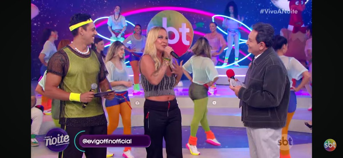 falaguedes's tweet photo. Deram 5 minutos para a EVI GOFFIN do #LASGO e a mulher foi lá e entregou tudo. Ela meteu logo 4 HITS e arrasou de mais. #VivaANoite https://t.co/Ta48SWRRFY