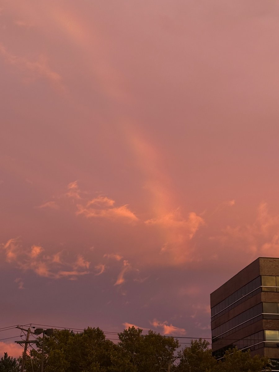 markyuppi's tweet photo. mark weverse dm update!!

“ 📷 ”
“ 📷 ”
“it was around early evening yesterday, it was so pretty 🥹”
“lately, the timing is perfect for looking at the sky 😊” https://t.co/GR9EyRaZey