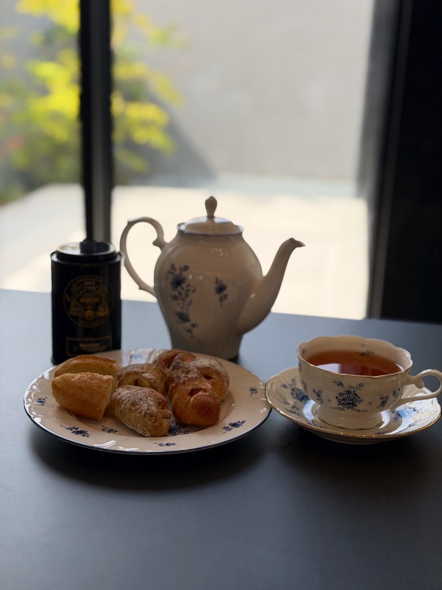 kts3_ie's tweet photo. HOYAのティーカップと子どもたちとわけっこしたパン🥖
ティーポットとお皿はノリタケ🫖 https://t.co/33RMAodtnS