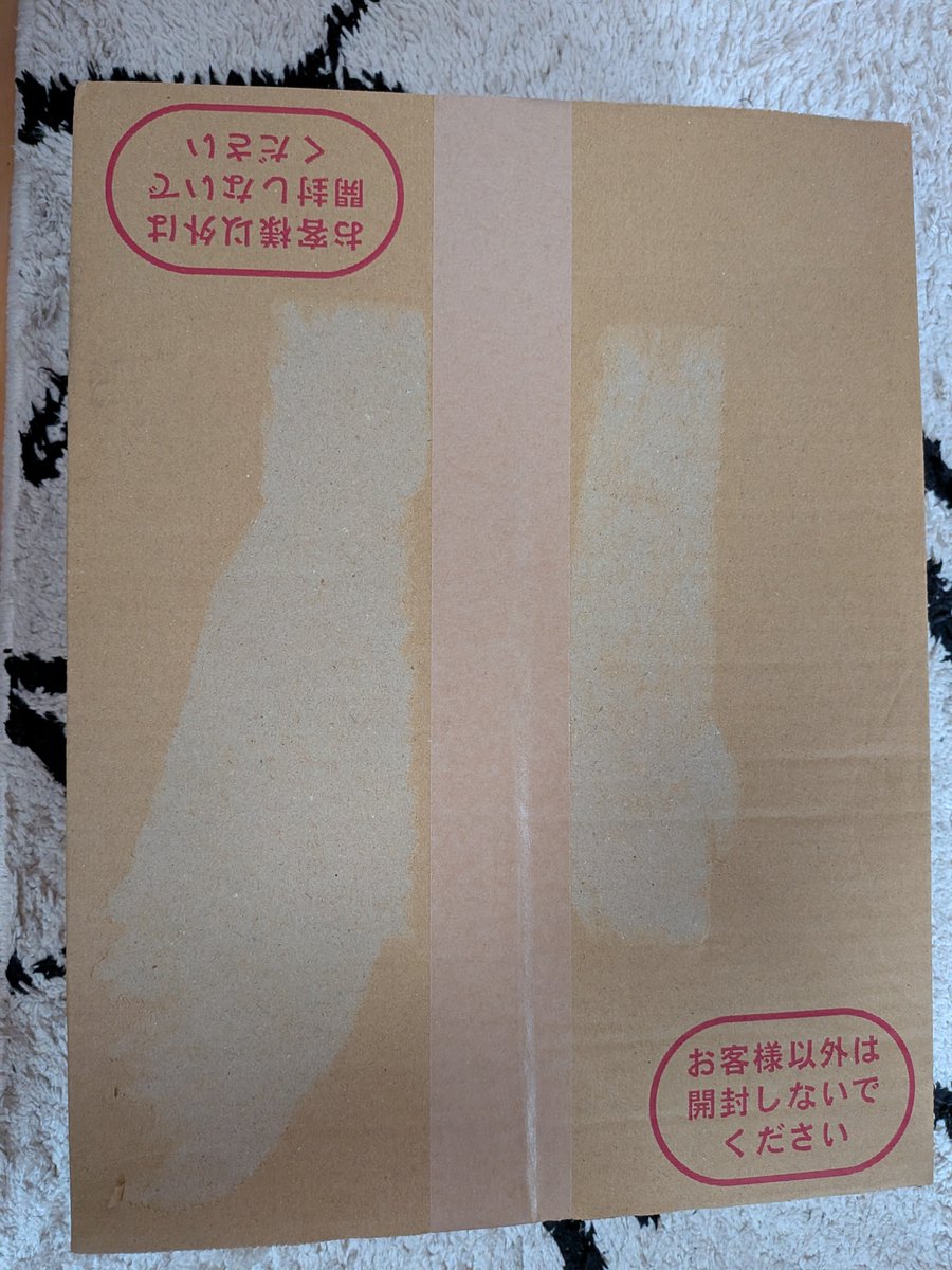 hitotoki22's tweet photo. e-honに書店留めで本を注文してみました。
数冊頼んだら箱で届いてました。（伝票の剥がし方が雑すぎなのはご容赦下さい）
本屋さん留めだと受け取り時に他の本も物色出来て嬉しかったりする。
今後もe-honを利用していきたいと思う。 https://t.co/5YCyRrvTlH