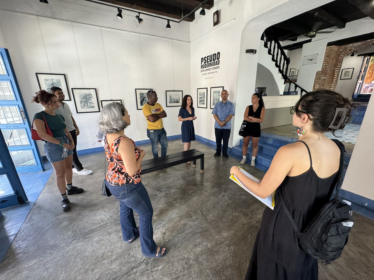 CentroImagenRD's tweet photo. Hoy tuvimos varias visitas guiadas en el CENTRO DE LA IMAGEN Primero recibimos la visita de los amigos de la Alianza Francesa de Santo Domingo, los cuales tuvieron un recorrido comentado en francés por Susan Mézquita en su muestra PSEUDOMODERNIDAD , entre jardines y ciudades. https://t.co/lyUMfqxpfK