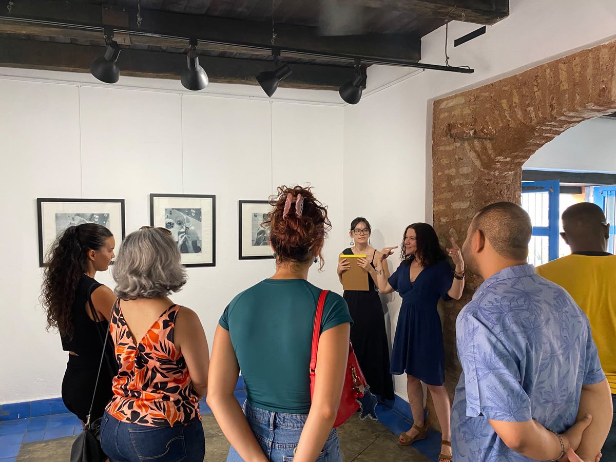 CentroImagenRD's tweet photo. Hoy tuvimos varias visitas guiadas en el CENTRO DE LA IMAGEN Primero recibimos la visita de los amigos de la Alianza Francesa de Santo Domingo, los cuales tuvieron un recorrido comentado en francés por Susan Mézquita en su muestra PSEUDOMODERNIDAD , entre jardines y ciudades. https://t.co/lyUMfqxpfK