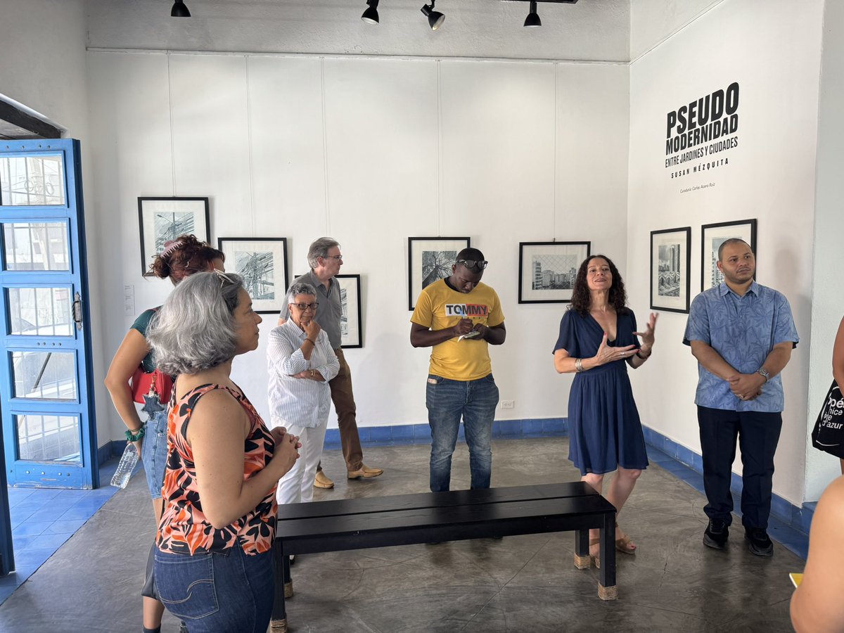 CentroImagenRD's tweet photo. Hoy tuvimos varias visitas guiadas en el CENTRO DE LA IMAGEN Primero recibimos la visita de los amigos de la Alianza Francesa de Santo Domingo, los cuales tuvieron un recorrido comentado en francés por Susan Mézquita en su muestra PSEUDOMODERNIDAD , entre jardines y ciudades. https://t.co/lyUMfqxpfK