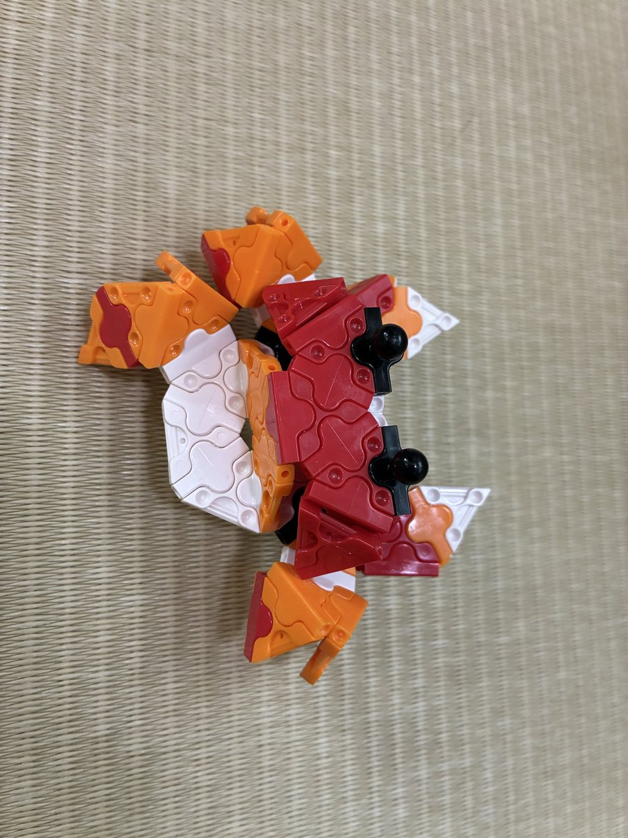 credit6's tweet photo. 四角のパーツが欲しいが故に狩られたカニ https://t.co/5rWh3S8YqX