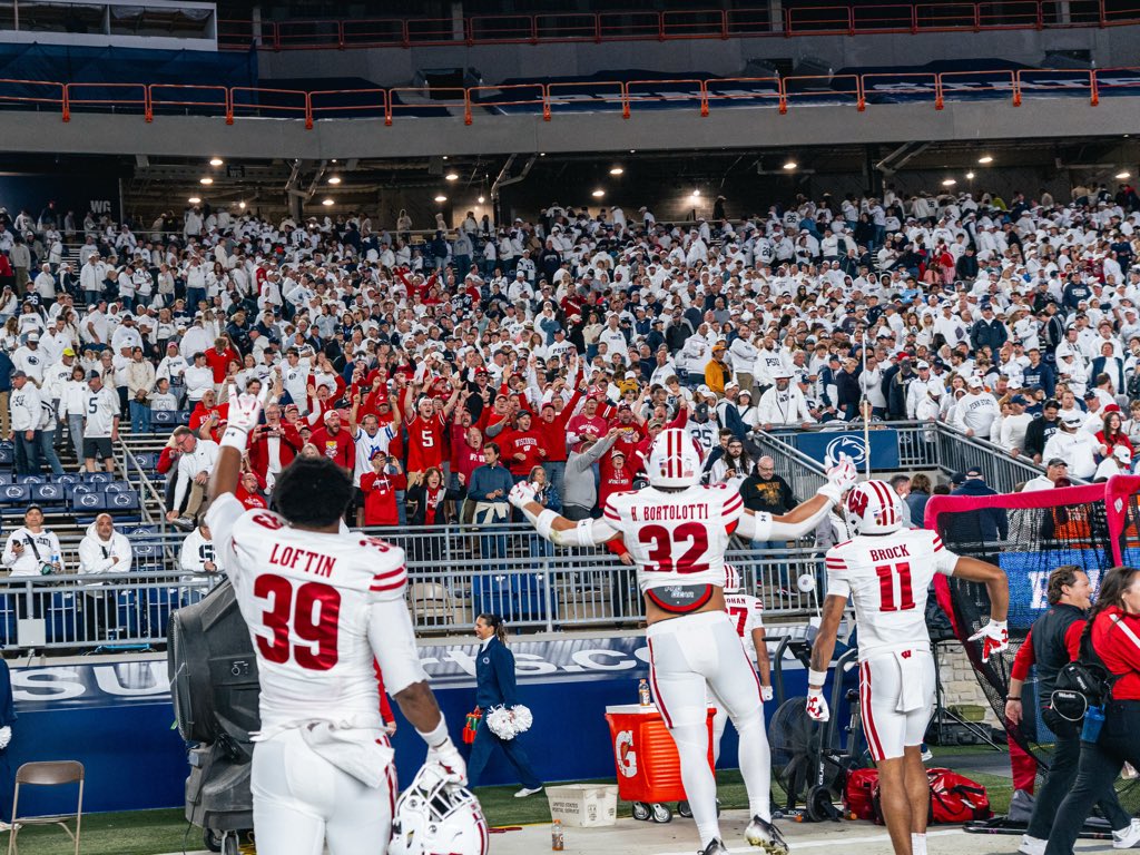 UWStatsInfo's tweet photo. UW’s 17-point comeback is its biggest since Oct. 28, 2006, when it trailed 21-3 at home to Illinois (18 points) before winning 30-24.

It also marks @BadgerFootball’s largest road comeback since Oct. 13, 2001, when it overcame a 17-0 deficit at Ohio State for a 20-17 victory. https://t.co/AinHWx89kl