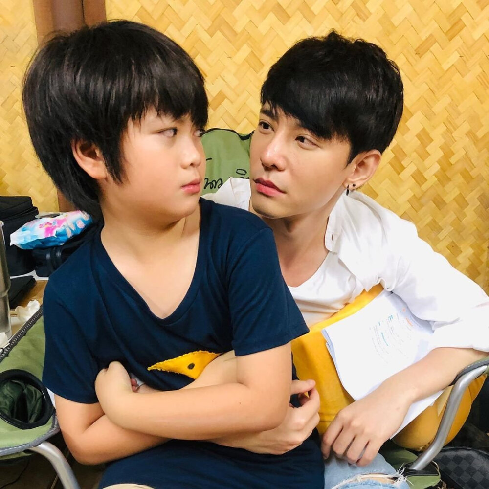 KIMBD102's tweet photo. [He glared at the twin brothers whose eyes were swollen from crying. That was so dramatic!]， https://t.co/w6QqlUejCJ