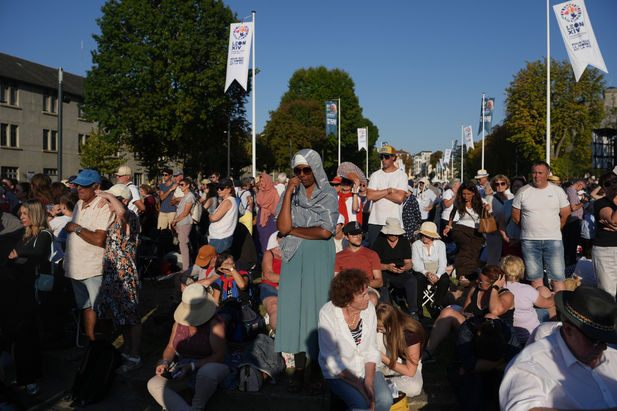 arabnews's tweet photo. Not everyone in the crowd was Catholic — some came just for the message of unity. As one attendee put it, it's "not just about one race, religion or nation, but about a common belief in humankind." 🕊️ #PopeInParis https://t.co/tOpHQhGsPC https://t.co/zODFyH9aTI