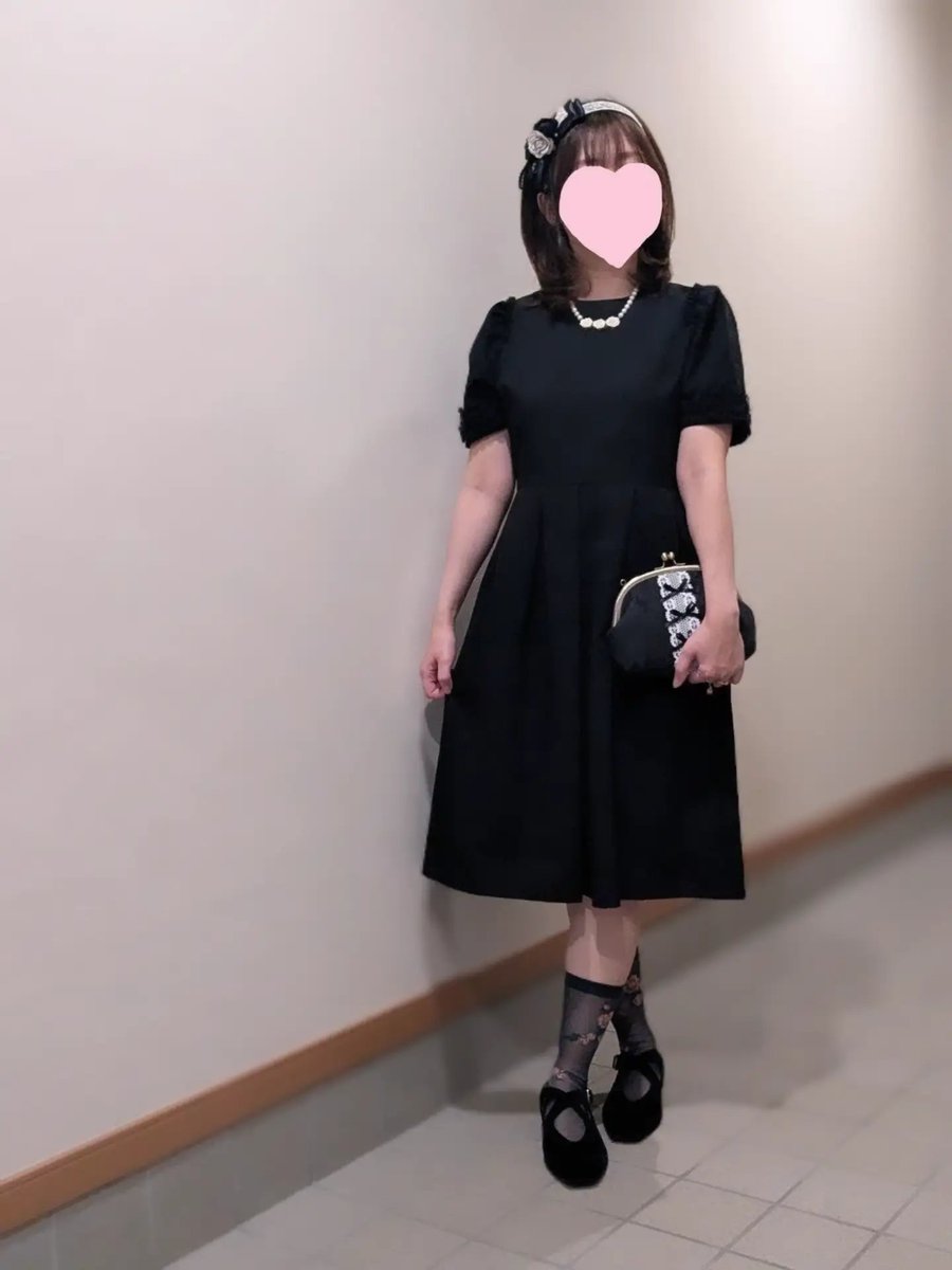 RibbonCream2023's tweet photo. 先日母と出かける前に撮ってもらいました📷️
ヴィンテージドレスカチューシャのブラックを合わせています。
(試作品ですのでご安心くださいませ)

インスタにてこの日のお洋服のことなど長々と話していますので、よろしければ覗いてみてください🥰
https://t.co/0Puqle5Vuh https://t.co/8pSJcql4tj