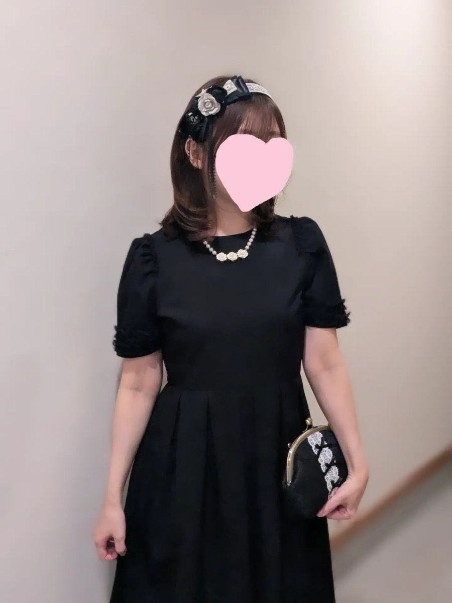 RibbonCream2023's tweet photo. 先日母と出かける前に撮ってもらいました📷️
ヴィンテージドレスカチューシャのブラックを合わせています。
(試作品ですのでご安心くださいませ)

インスタにてこの日のお洋服のことなど長々と話していますので、よろしければ覗いてみてください🥰
https://t.co/0Puqle5Vuh https://t.co/8pSJcql4tj