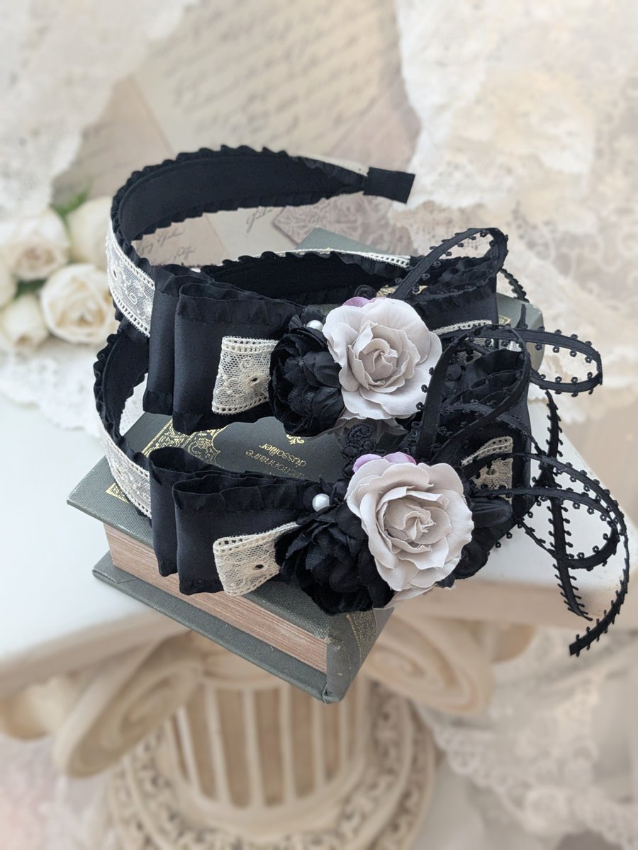 RibbonCream2023's tweet photo. 先日母と出かける前に撮ってもらいました📷️
ヴィンテージドレスカチューシャのブラックを合わせています。
(試作品ですのでご安心くださいませ)

インスタにてこの日のお洋服のことなど長々と話していますので、よろしければ覗いてみてください🥰
https://t.co/0Puqle5Vuh https://t.co/8pSJcql4tj