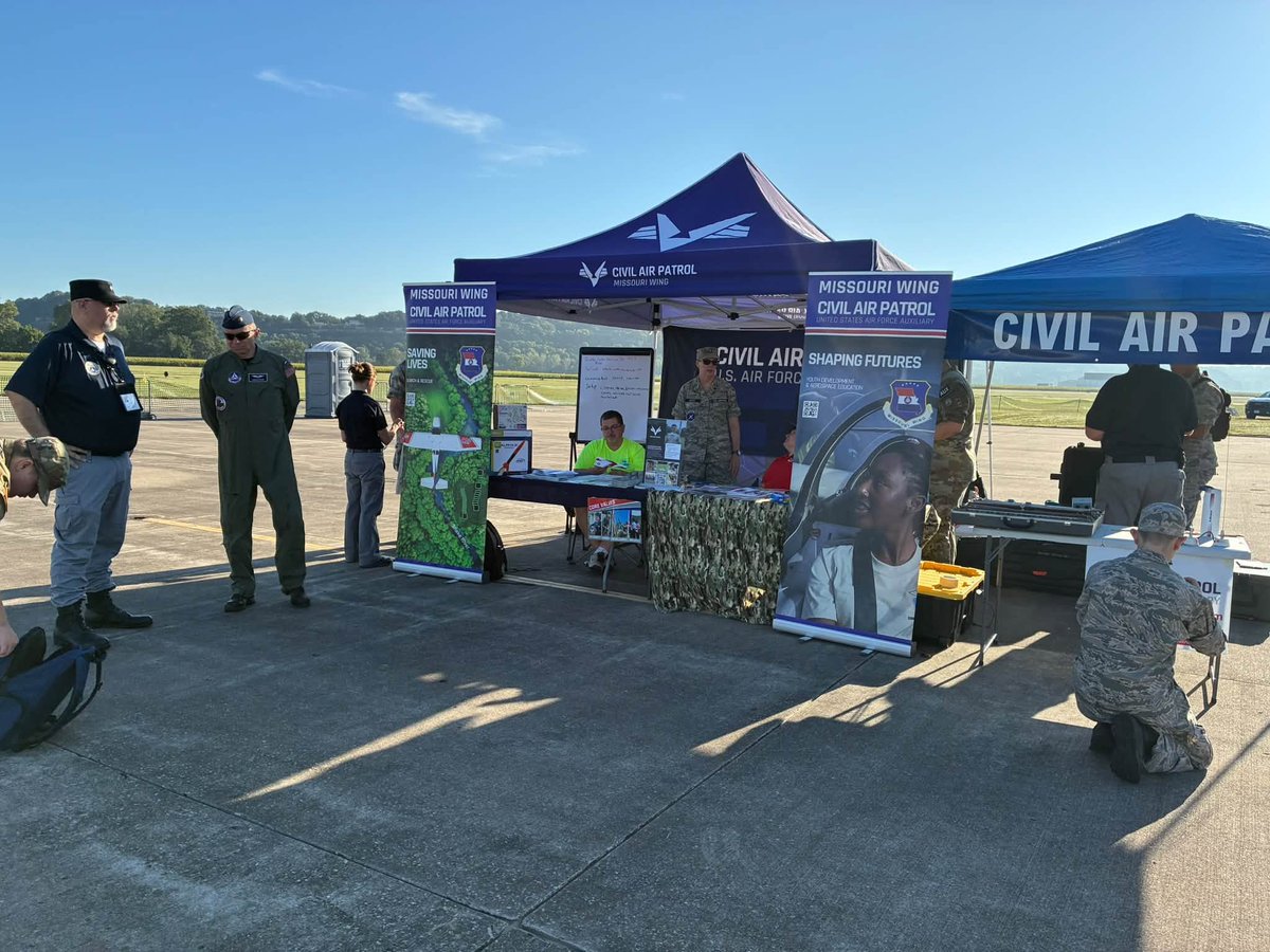 mocapnews's tweet photo. Missouri Wing members assisted with the recent Show Me State Airshow in Jefferson City, MO! #CivilAirPatrol #CAPCadet

More photos: https://t.co/7nh4fHKKGY https://t.co/bpkaYrbXMj
