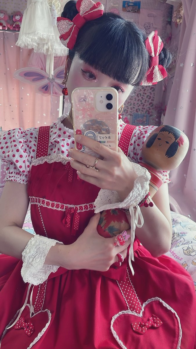 Cherrye7sy's tweet photo. よってらっしゃい　みてらっしゃい

舌舐め這いずり

お雛ちゃんの眼球をぺろぺろ https://t.co/Pc0q1zYJac