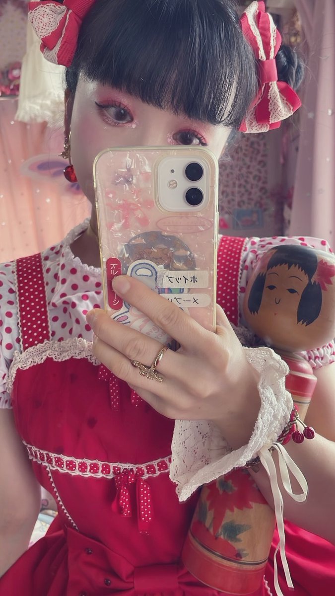Cherrye7sy's tweet photo. よってらっしゃい　みてらっしゃい

舌舐め這いずり

お雛ちゃんの眼球をぺろぺろ https://t.co/Pc0q1zYJac