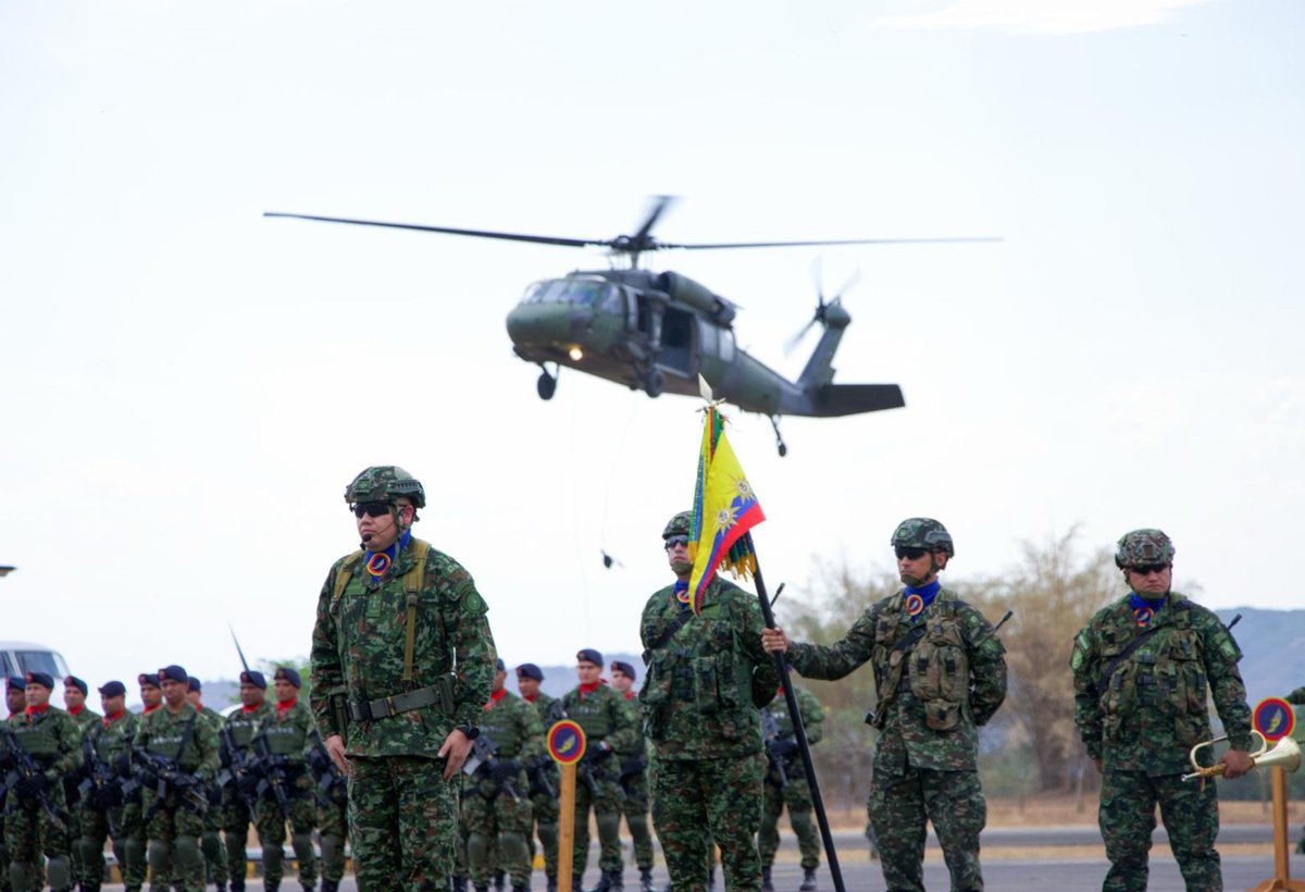 Ejercito_Davaa's tweet photo. Hombres y mujeres de la Aviación del @COL_EJERCITO vuelan por Colombia con vocación, entrega y compromiso, llevando nuestras capacidades hasta donde se encuentran los soldados.

Desde el aire, somos movilidad, maniobra y apoyo; somos las alas en las botas de nuestros soldados, para que continúen cumpliendo su misión al servicio de la Patria.

#PorNuestrosSoldados